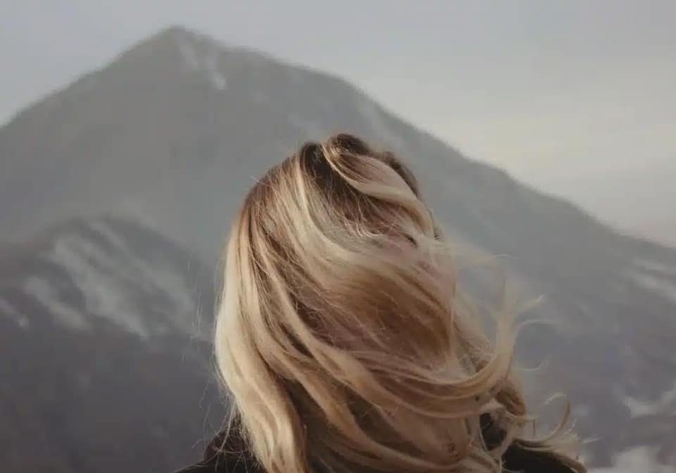 Kvinne hår foran norsk natur