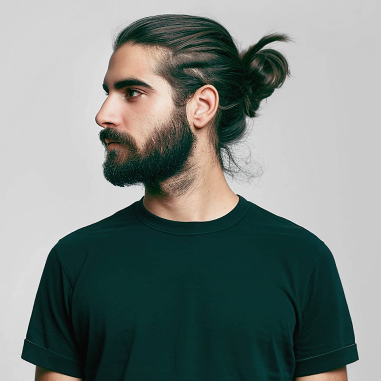 Mann med skjegg i sideprofil