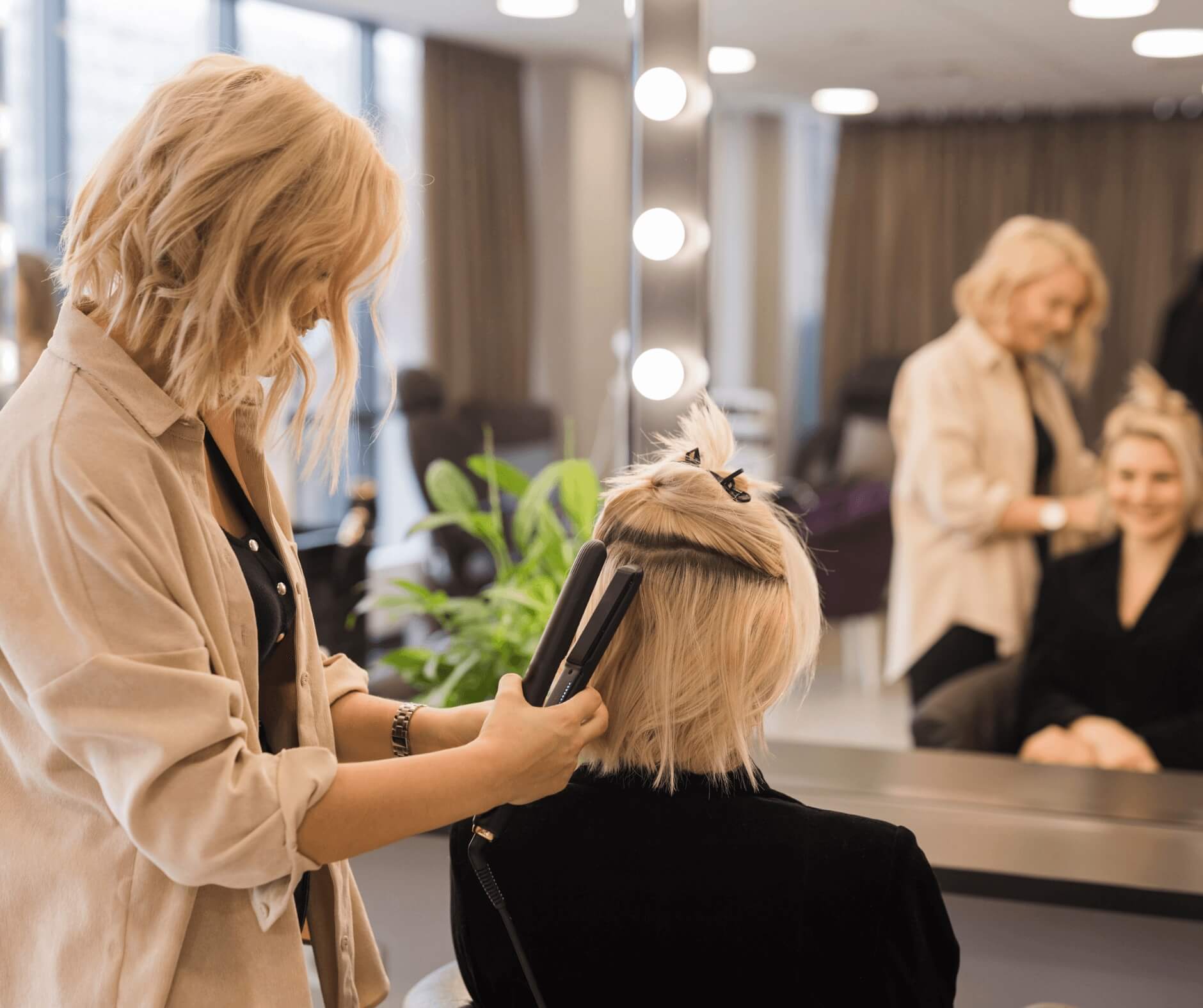 Kvinne som ser hår samlet i hårbørsten – et vanlig tidlig tegn på hårtap og økt hårfelling hos kvinner.