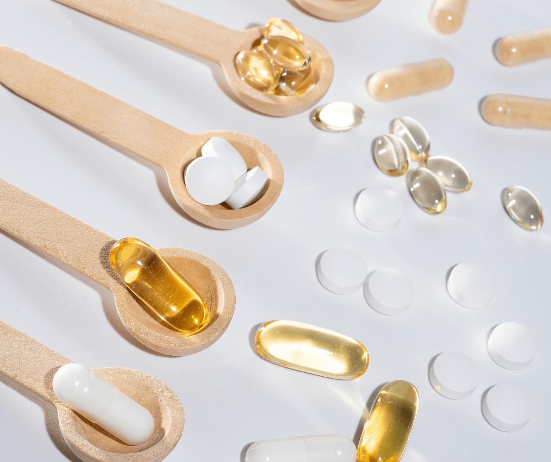 Kosttilskudd og hårvitaminer med biotin, sink og B-vitaminer som støtter normal hårvekst.