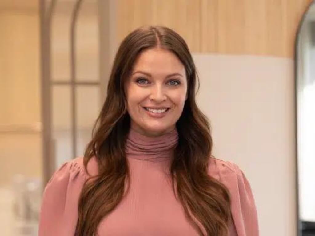 Frisör och hårstylist som berättar om positiva erfarenheter med Hair Luxious för starkare och friskare hår.