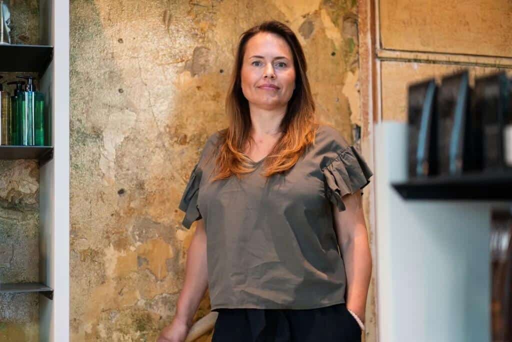 Frisör som använder och rekommenderar Hair Luxious för att stärka hårväxt och minska håravfall hos sina kunder.