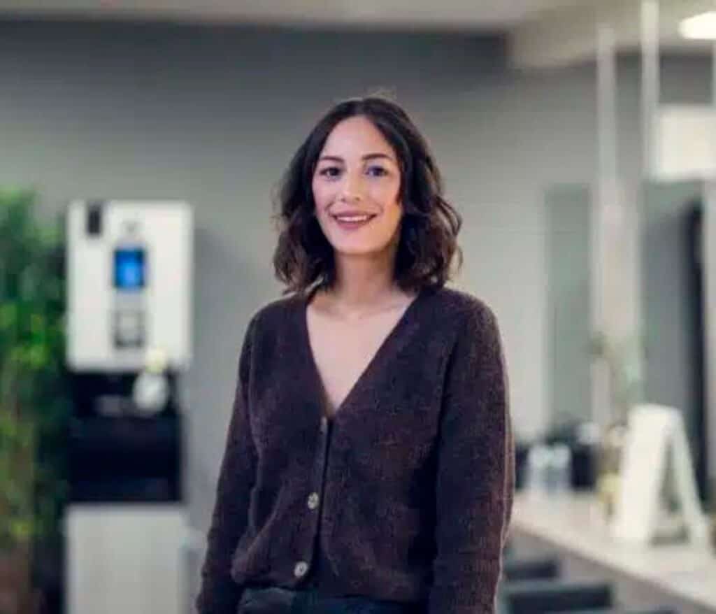 Frisör som rekommenderar Hair Luxious efter att ha sett synliga resultat på hårväxt och styrka hos kunderna.